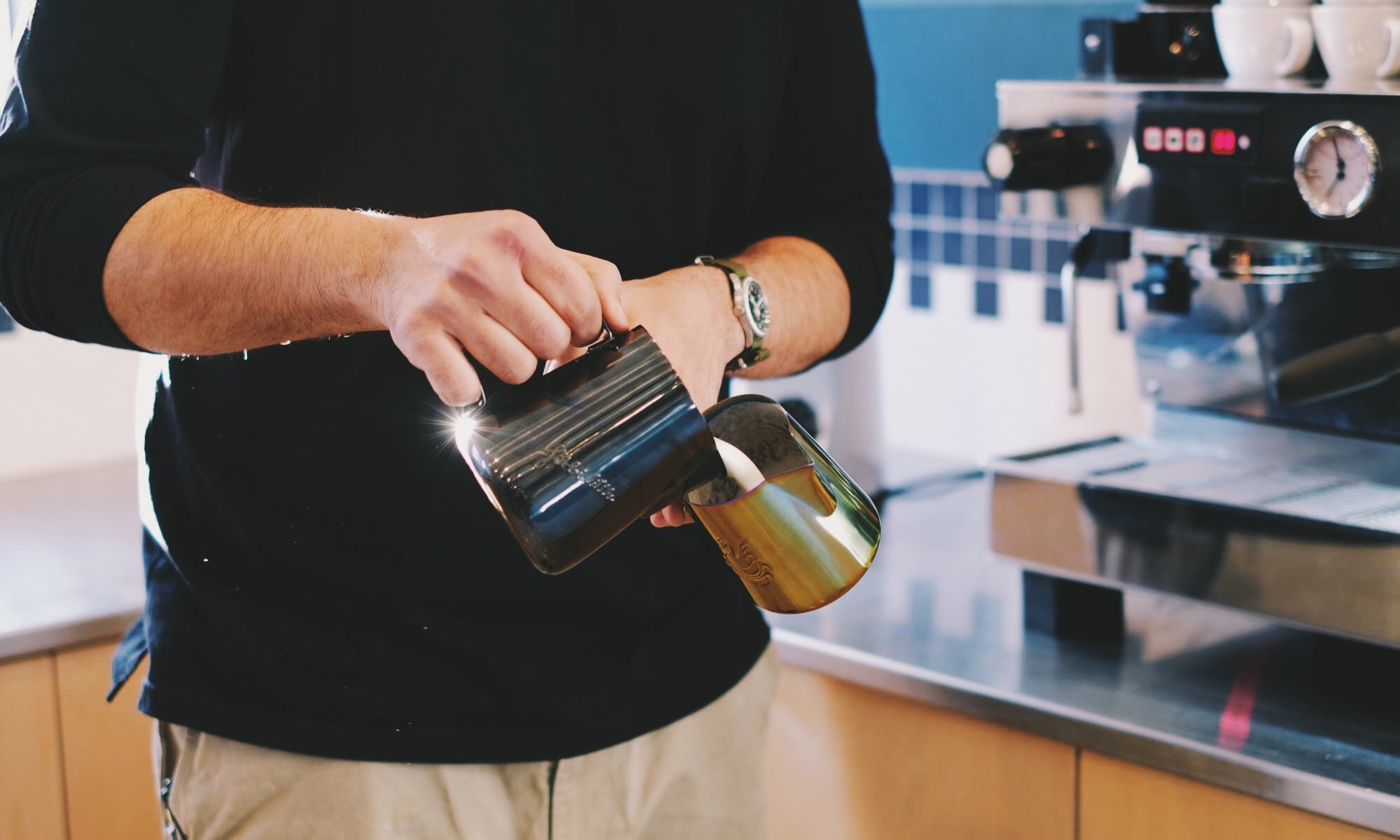 How to divide steamed milk to pour two identical coffees