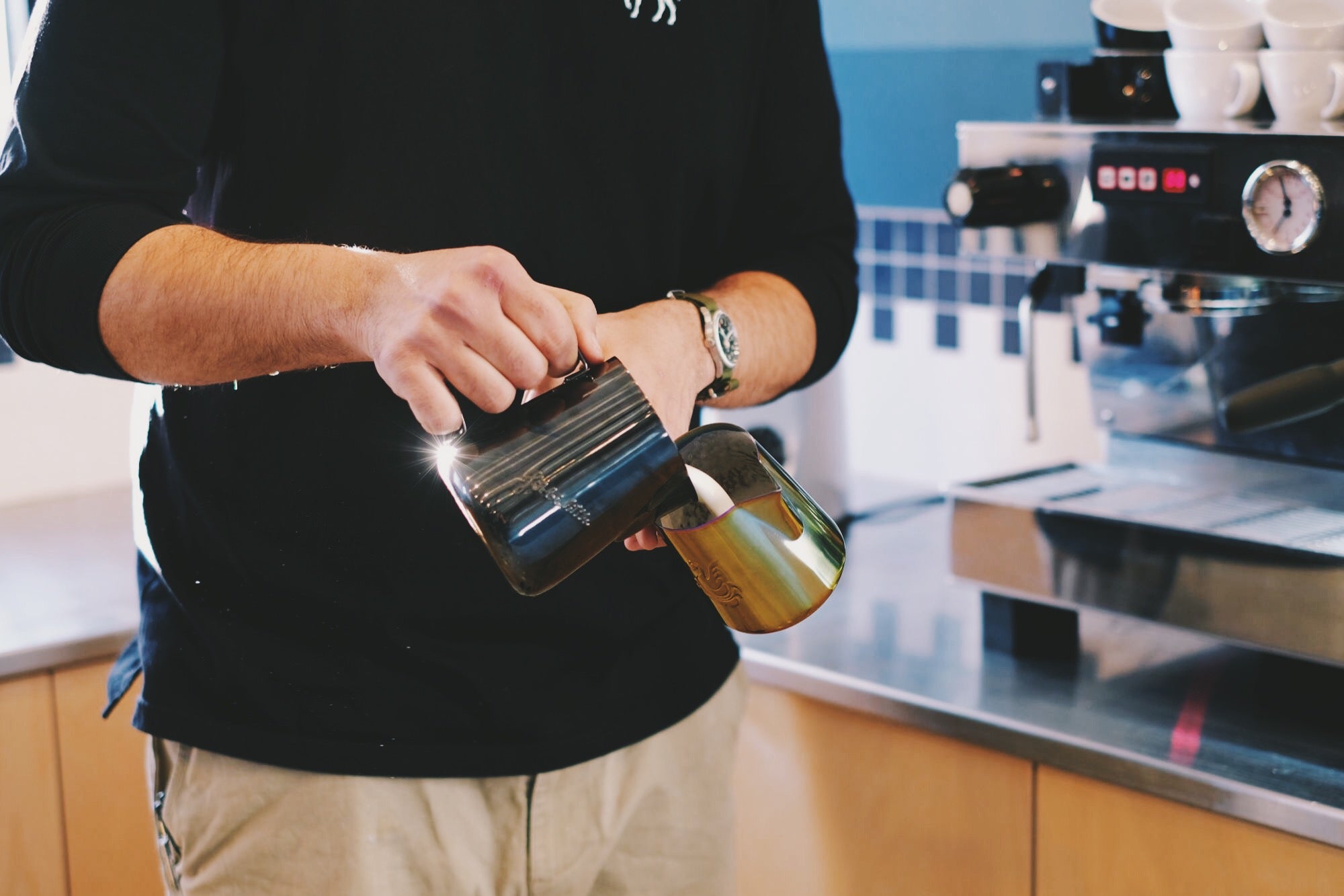 How to divide steamed milk to pour two identical coffees